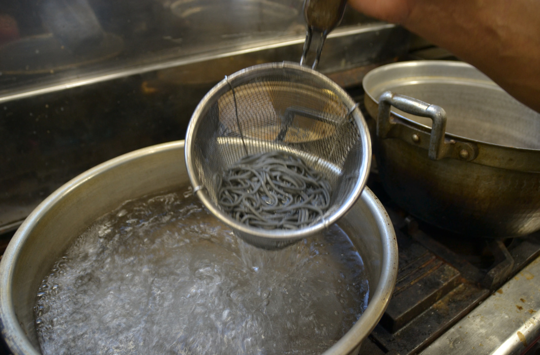 黒若秦野うどん